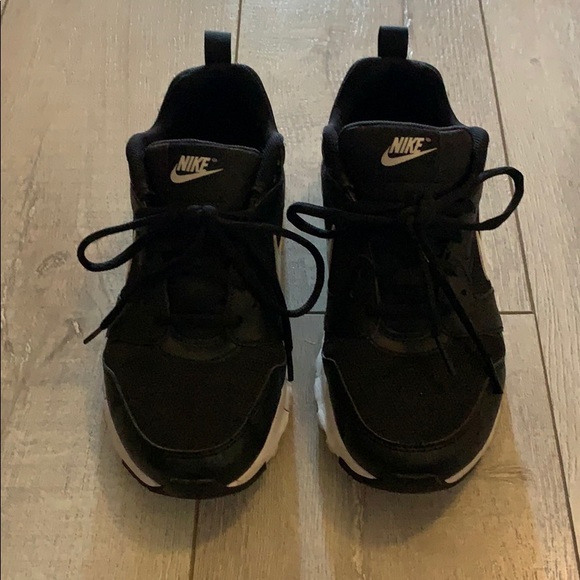 Woman’s black Nike sneakers - Picture 1 of 6
